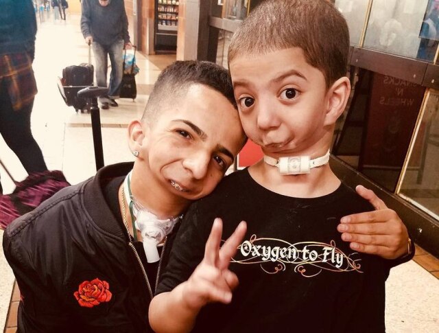 Instagram / @xvx_6 Isaiah encoraja e inspira pessoas que também nasceram sem mandíbula. Na foto, ele está ao lado do pequeno Joshua.
