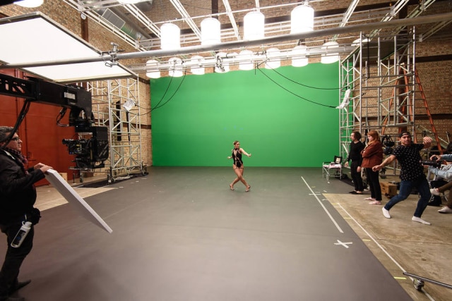 Ariel Martini Claudia Leitte em cenário virtual onde gravou o clipe de 'Balancinho'.