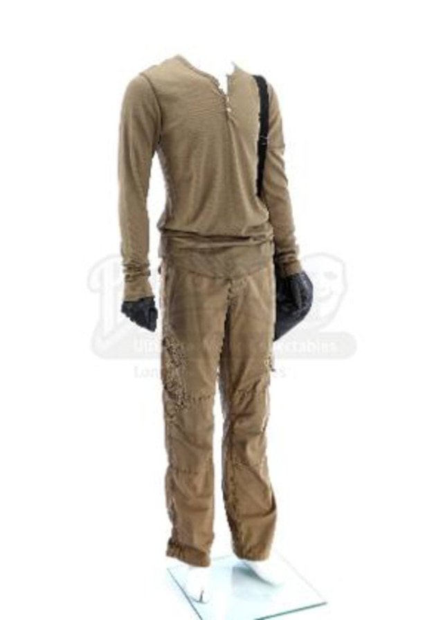 Divulgação A clássica roupa e luvas usadas pelo personagem Dexter durante o trabalho na polícia de Miami.