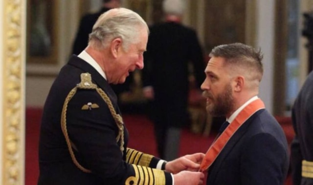 Twitter / @RoyalFamily Tom Hardy recebe condecoração do príncipe Charles.