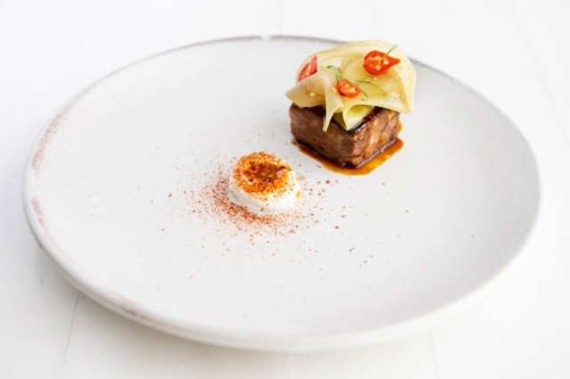 Roberto Seba Texturas. Pescoço de cordeiro, berinjela, iogurte de ovelha, masala