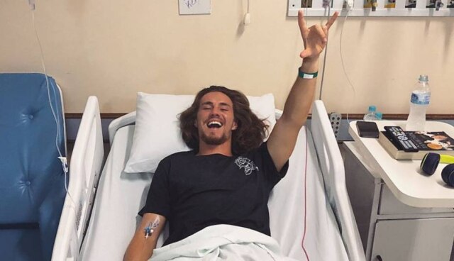 Instagram / @vitorkley Vitor Kley após cirurgia de apendicite.