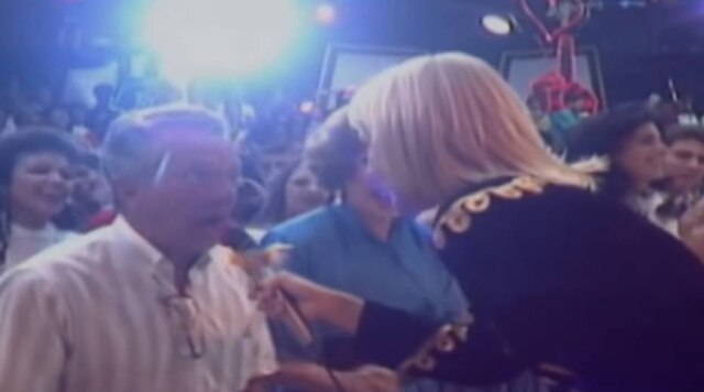 Reprodução de 'Domingão do Faustão' (1989) / Globo Xuxa canta com Rogério Cardoso no 'Domingão do Faustão'.