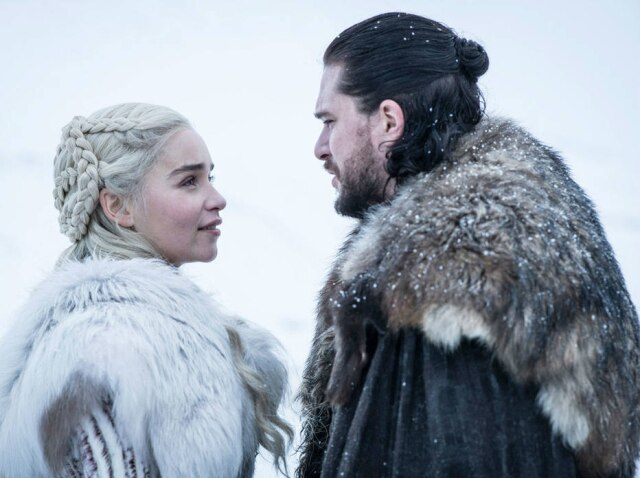 HBO/Divulgação Daenerys Targaryen (Emilia Clarke) e Jon Snow (Kit Harington) no primeiro episódio da oitava e última temporada de 'Game of Thrones'.