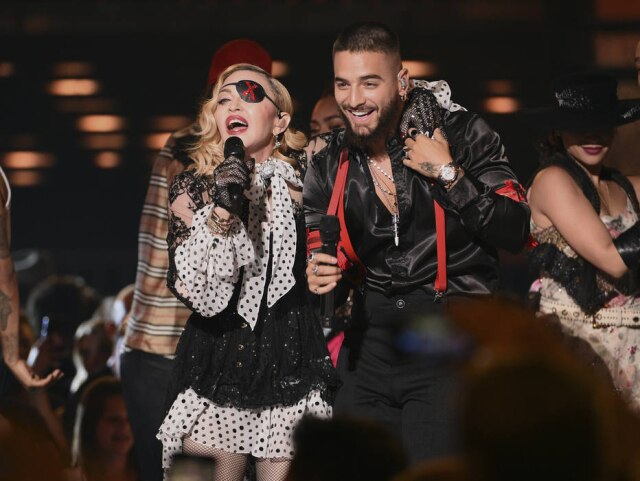 Chris Pizzello/Invision/AP Madonna e Maluma durante apresentação de "Medellín" no palco da Billboard Awards 2019