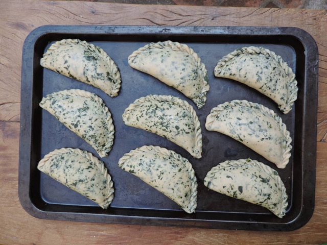 Neide Rigo/Estadão Pastéis de forno de chaya com queijo de coalho, com a massa ainda crua.
