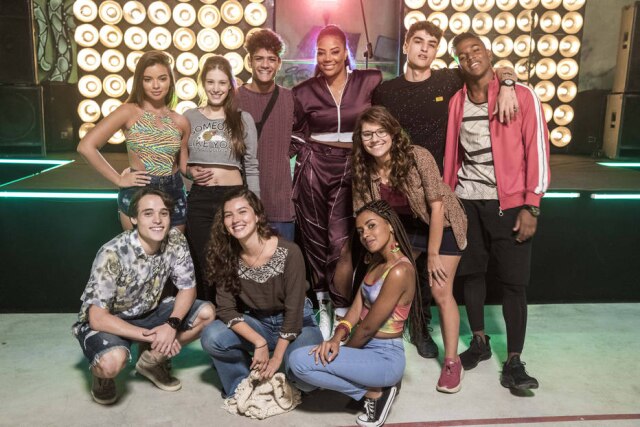 Victor Pollak / Globo / Divulgação Nanda (Gabriella Mustafá), Anjinha (Caroline Dallarosa), Cléber (Gabriel Santana), Ludmilla, Tatoo (Caian Zattar), Camelo (Ronald Sotto), Thiago (Danilo Maia), Rita (Alanis Guillen), Raíssa (Dora de Assis) e Jaqueline (Gabz) em cena de 'Malhação: Toda Forma de Amar'.