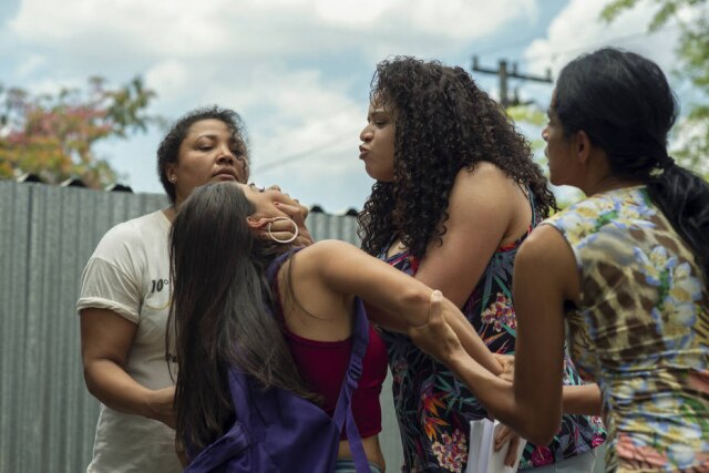 Rafael Morse/Netflix Rita em cena de briga na série. Antes de se aproximar da igreja, personagem enfrentou problemas interpessoais.