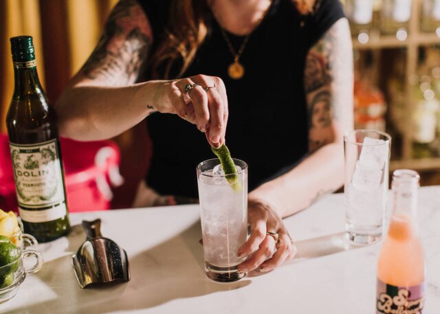 Michelle Groskopf Empresa de coquetéis Trash Tiki faz drinques com ingredientes que iriam para o lixo.