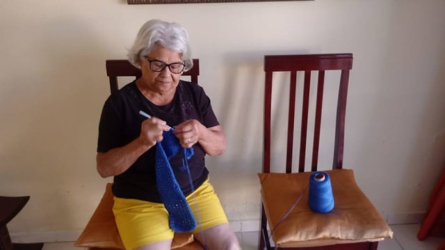 Arquivo pessoal Vera Aparecida Moraes, de 75 anos, que decidiu retomar o crochê durante a quarentena devido ao novo coronavírus.