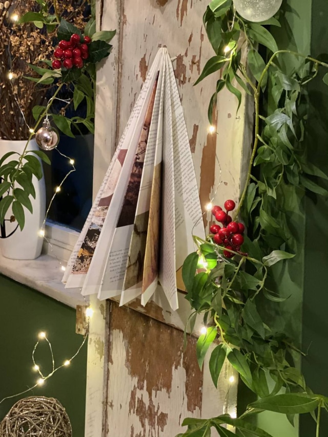 Cláudia Pixu Materiais: janela antiga, pregos, martelo, folhas verdes artificiais, bolas de Natal, galhos de cerejinha artificiais, livro antigo, grampeador, fita dupla face e luzinha de LED (pilha)