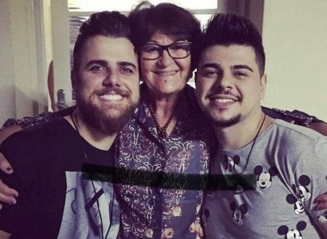Instagram/@zenetotoscanooficial Zé Neto, Zenaide, mãe de Cristiano, e o filho