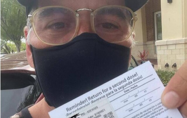Instagram/ @leandrohassum Leandro Hassum foi vacinado nesta quinta-feira, 18, nos EUA