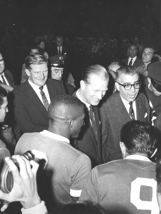 Acervo/Estadão Duque de Edimburgo cumprimenta jogadores antes do jogo entre Santos e Palmeiras realizado em sua homenagem no Pacaembu em 17/3/1962.> Estadão - 17/3/1962