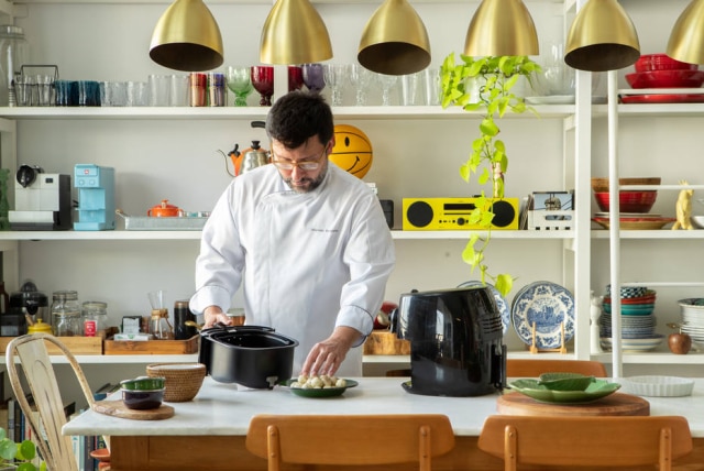 O chef Marcelo Bergamo topou testar diferentes receitas na air fryer 