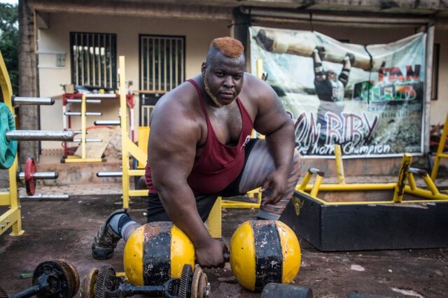 OLYMPIA DE MAISMONT / AFP Iron Biby treina em sua casa em Bobo-Dioulasso, second maior cidade de Burkina Faso.