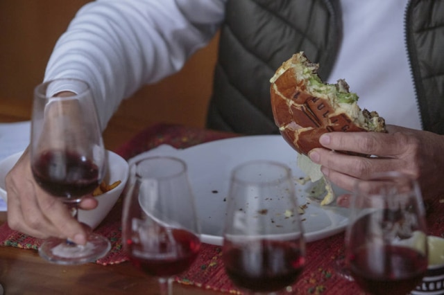 Taba Benedicto/Estadão Hambúrguer com um tinto elaborado com a uva zinfandel foi uma das melhores harmonizações