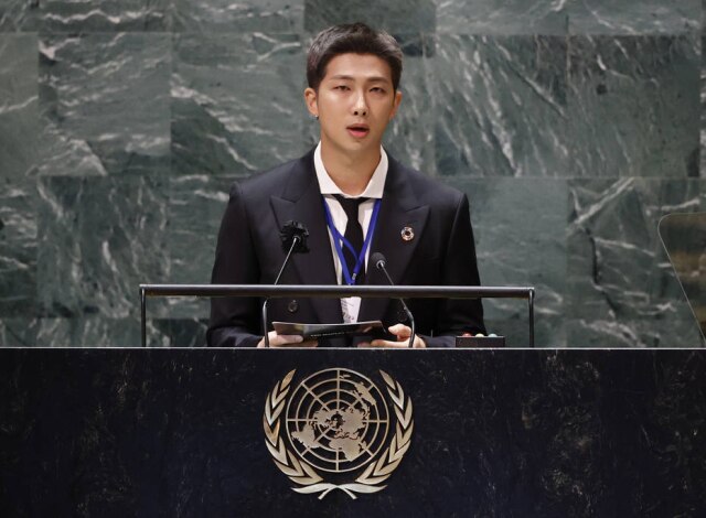 John Angelillo/Pool Photo via AP/Arquivo O rapper RM foi diagnosticado com covid-19 após voltar dos Estados Unidos, onde o BTS fez seu primeiro show depois da pandemia. Nessa foto de setembro de 2021, ele fala em um encontro na ONU.