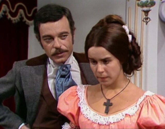 TV Globo 'A Escrava Isaura' conta a história de Isaura (Lucélia Santos), uma escrava branca que é uma garota ófã e que tem o sonho de conquistar a liberdade.