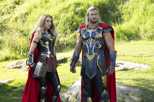 Jasin Boland / Marvel Natalie Portman e Chris Hemsworth em cena de 'Thor: Amor e Trovão', que chega aos cinemas em 7 de julho.