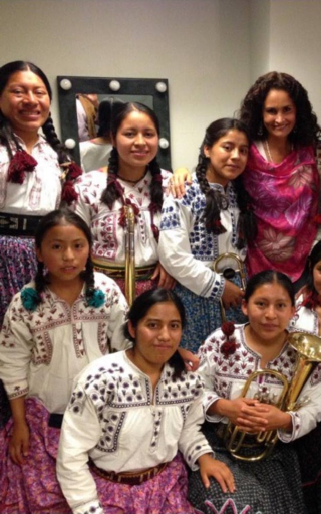 Reprosução/ Twitter Susana Harp Cantora mexicana Susana Harp, que criticou a estilista Isabel Marant em seu twitter, a acusando de ter plagiado os bordados indígenas