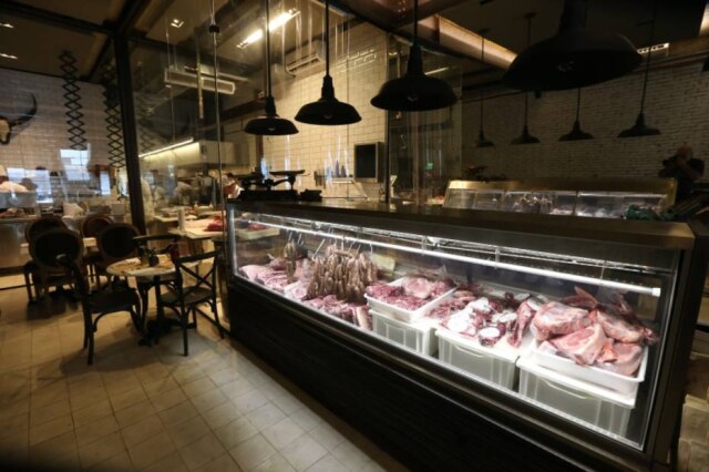 Alex Silva|Estadão Em meio ao salão, a vitrine, onde as carnes de cortes menos usuais, que são o carro chefe do novo restaurante ficam expostas