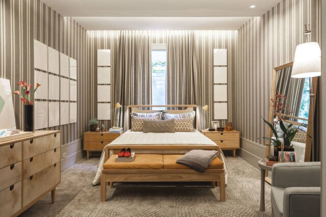 divulgação Quarto decorado por Marina Linhares com móvel de apoio na beirada da cama