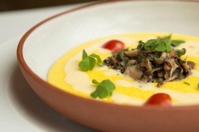 Daniel Teixeira|Estadão Polenta com funghi e azeite trufado.