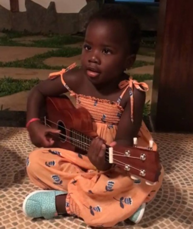 https://www.instagram.com/p/BRG9lgcgFda/?taken-by=gio_ewbank Titi esbanja fofura ao tocar segurar um 'violão'