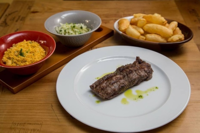 Amanda Perobelli|Estadão Da grelha o corte Aranda com batatas suflê, farofa de bacon e molho de cebola