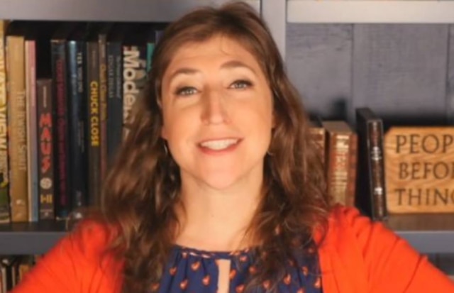 Instagram / @missmayim Atriz pediu desculpas a todas as mulheres