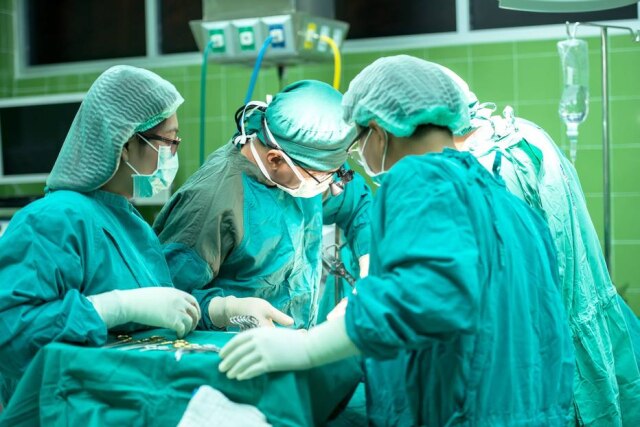 Pixabay/sasint Uma mulher norte-americana está processando um hospital alegando que um médico usou celular enquanto fazia sua cirurgia