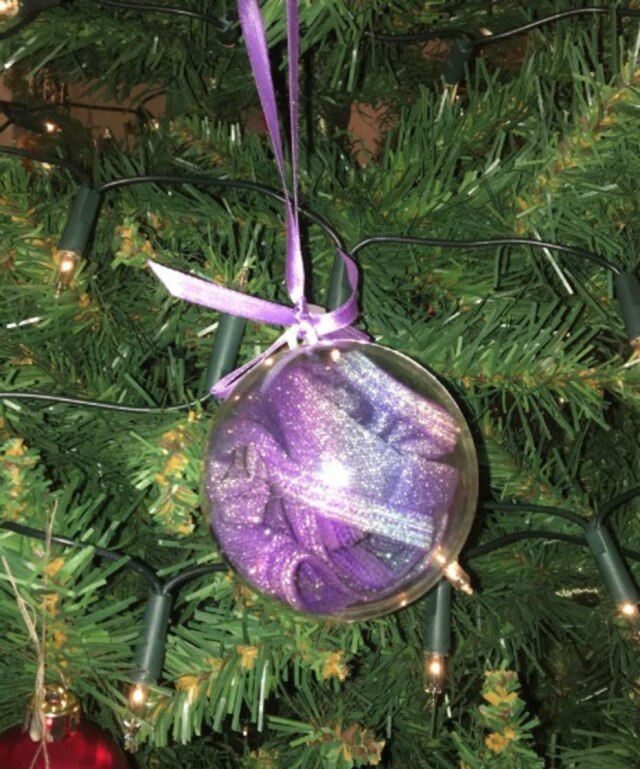 Twitter/@Alex_Bermingham Enfeite de Natal? Idosa comprou calcinhas achando que eram bolas para enfeitar sua árvore natalina.