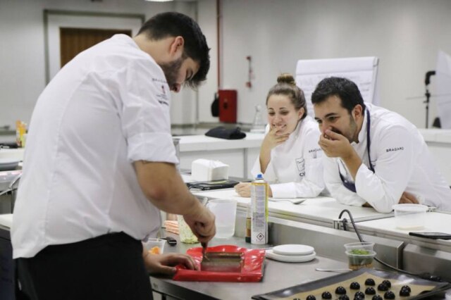 Alex Silva|Estadão O cumim Vinícius Pires Alves em meio ao treino é o observado pelos chefs Vitor Vasconcelos e Giovanna Grossi