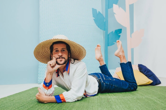 Estudio Bingo / Divulgação Em 'Brazil Explained', Caio Braz traz a cultura brasileira para o público estrangeiro.