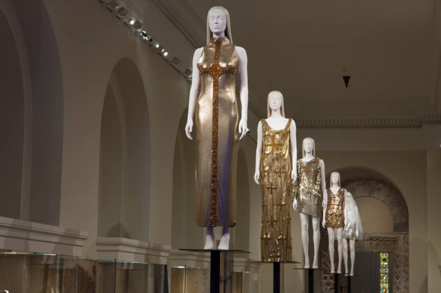 Cortesia de The Metropolitan Museum of Art. Uma série de vestidos de Gianni Versace expostos na mostra 'Heavenly Bodies': sucesso de público no Met nova-iorquino