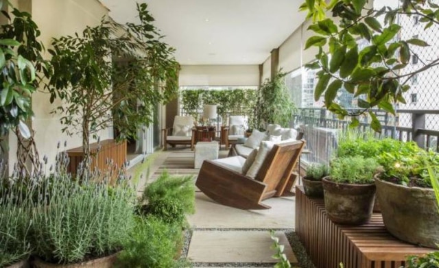 Zeca Wittner A arquiteta e proprietária Paula Zelazo chamou um estúdio de paisagismo para criar jardim, orquidário e horta. O projeto de interiores foi da própria moradora que optou por móveis do arquiteto Carlos Motta para compor os ambientes