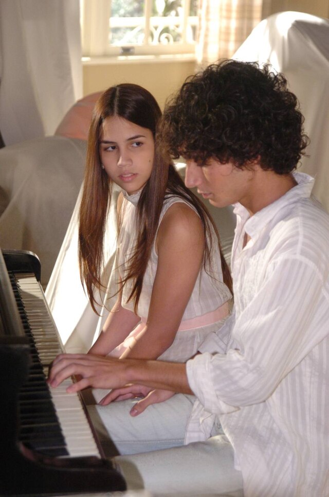 Renato Rocha Miranda / Globo / Divulgação Pérola Faria como Giselle em cena da novela 'Páginas da Vida', em 2006, ao lado de Rafael Almeida, como Luciano.