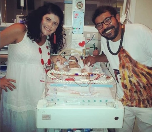 Instagram/@tunicodavilaoficial Déborah Sathler e Tunico da Vila no hospital com a filha Madalena.