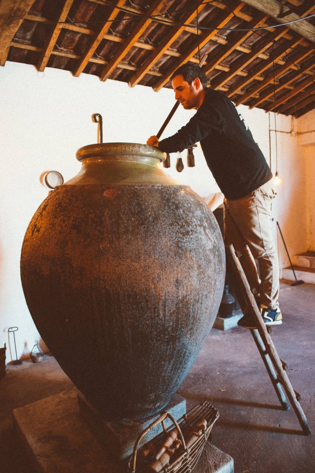 Bojador Tradição. Ânforas de barro, utilizadas por Pedro Ribeiro, são usadas no Alentejo desde sempre
