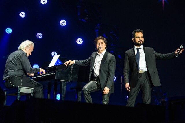 Fábio Rocha / Globo / Divulgação João Carlos Martins toca piano durante a música 'Fio de Cabelo' ao lado de Xororó e Luciano no show 'Amigos - 20 Anos'.