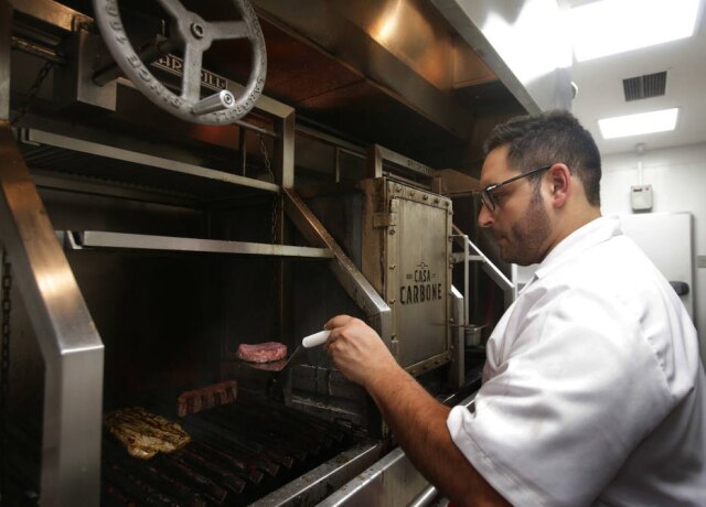 Nilton Fukuda/Estadão Carnes como o denver steak ou o chorizo saem da grelha argentina