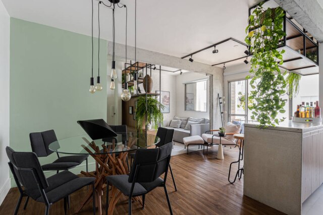 Gisele Rampazzo Vista a partir da entrada do apartamento. Como inexistem divisórias, é possível observar todo o living, a varanda e a sala de TV