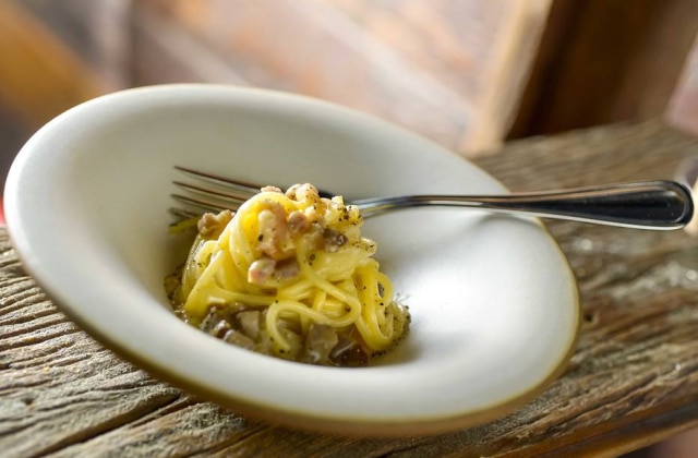 Tadeu Brunelli No Petirrosso, a criação de galinhas garante ovos para o preparo do clássico carbonara.