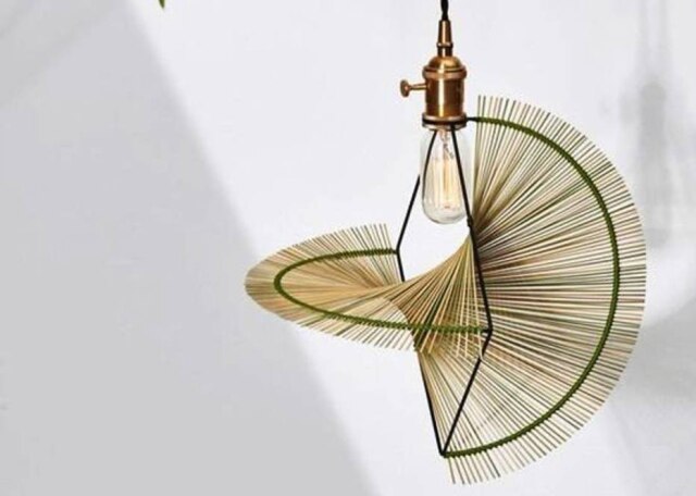 Kamaro'an Design Studio Arte, design e artesanato ganham espaço na casa pós-pandemia. Na foto, luminária confeciconada com hastes de bambu pelo estúdio tailândes Kamaro'an