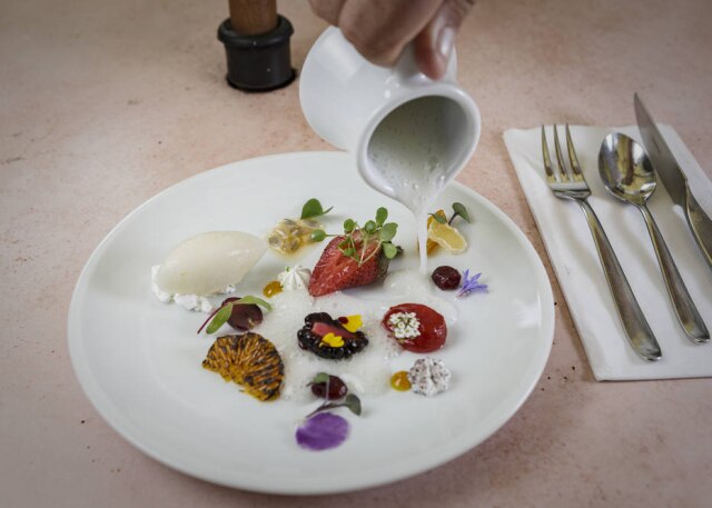 Taba Benedicto/Estadão Morango fermentado, frutas frescas, geleia de casca de laranja, sorbet de kombuchá de limão e mel de cacau.