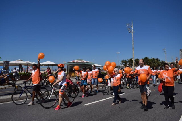 Divulgação/AME Imagem de ação da campanha 'Agosto Laranja', antes da pandemia de covid-19, realizada pela Associação Amigos Múltiplos pela Esclerose (AME)