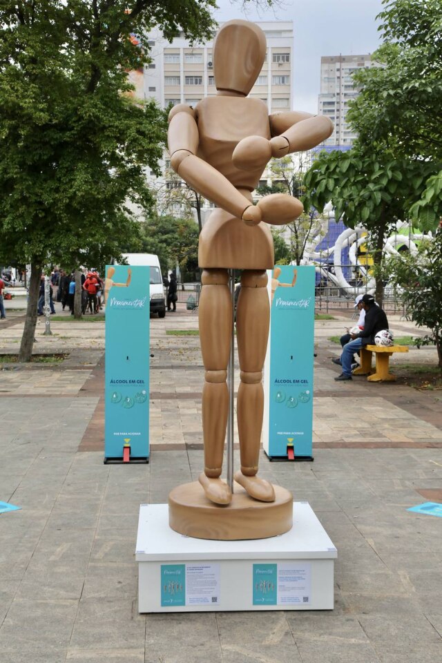 Divulgação Pedestres que passarem pelo Largo da Batata até 3 de novembro poderão ver boneca gigante que simboliza artrite reumatoide