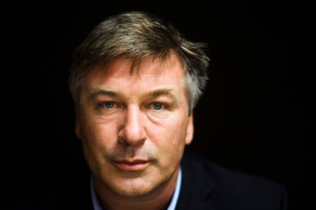 REUTERS/Mark Blinch Ator Alec Baldwin posa para foto durante Festival de Cinema de Toronto.