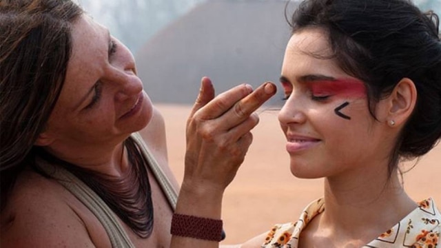 Divulgação Anna van Steen maquia Ana Flor para o filme "Xingú"